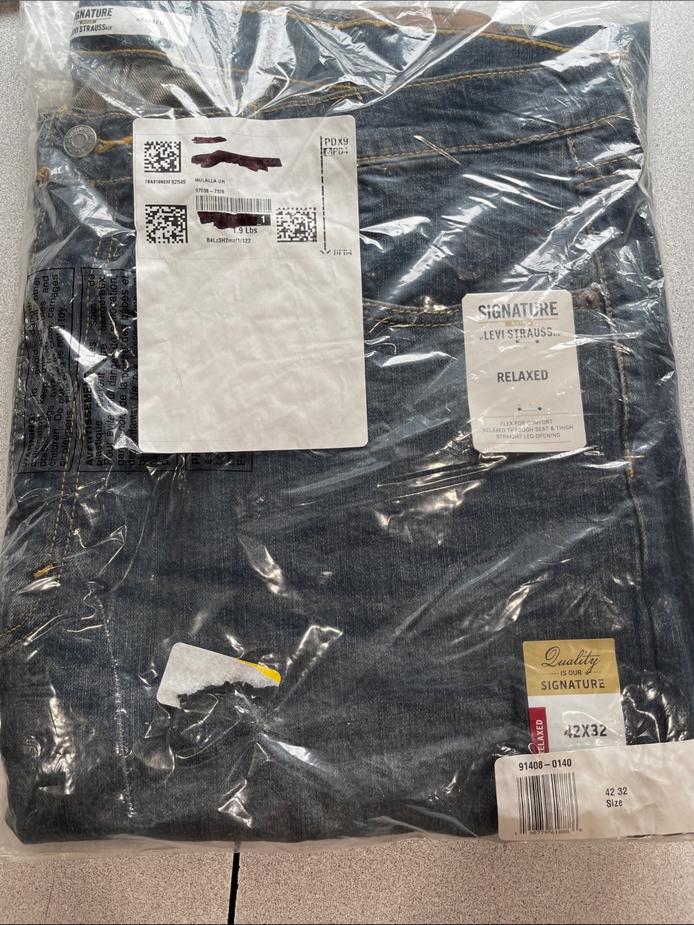 Signature by Levi Strauss Men's Relaxed Denim Jeans - 42x32. Brand new